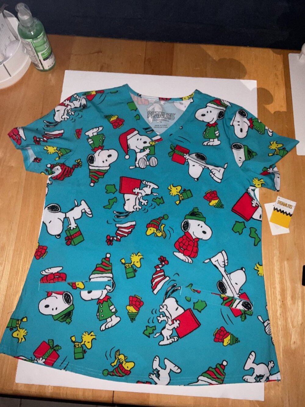 Peanuts Christmas Scrub Top Snoopy & Woodstock with Gifts Blue Size Medium NWT
